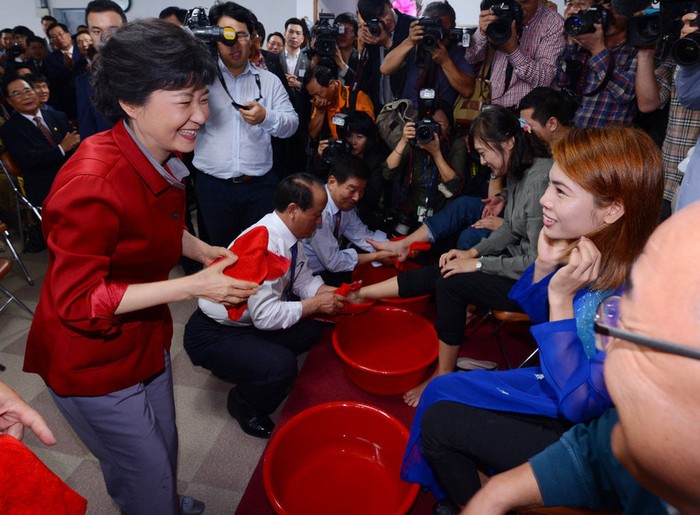 Bà Park Geun-hye và các quan chức trong đảng tham dự lễ rửa chân thể hiện cho tinh thần phục vụ nhân dân